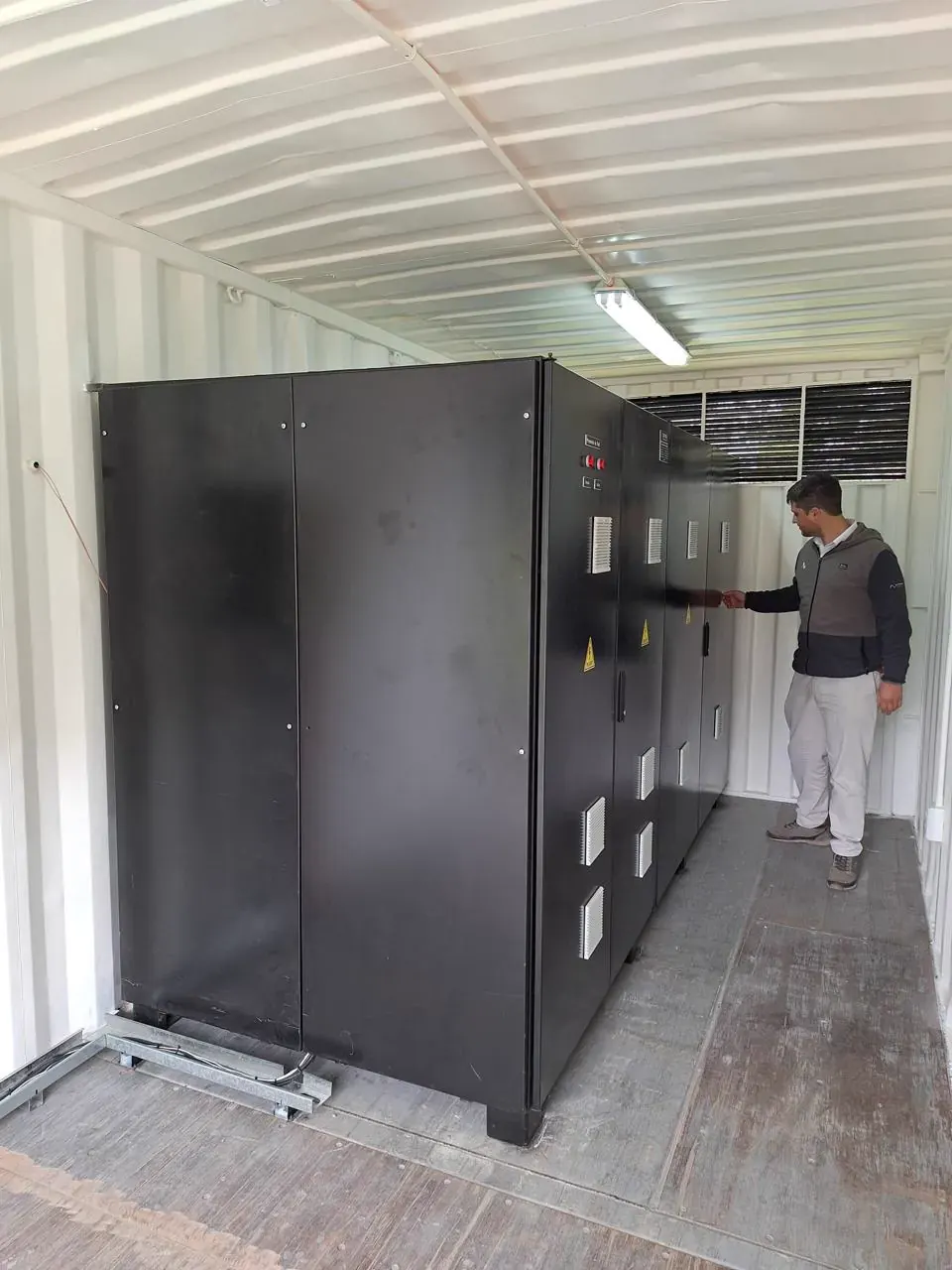 Imagen técnica 02 del servicio Ingeniería BESS Battery Energy Storage System